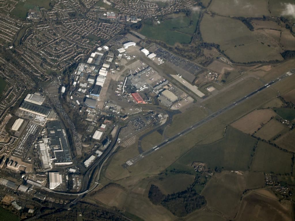 Driving to Luton Airport: M1 Junction 10, the DART, and Where to Drop Off Free